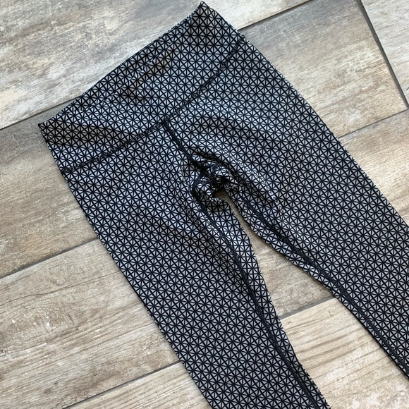 Lululemon • Black & Gray Wunder Under Leggings • 4 - Picture 3 of 16